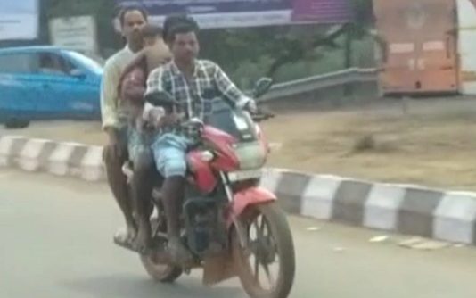 மகள் உடலை மோட்டார் சைக்கிளிலேயே எடுத்து சென்ற தந்தை : நெஞ்சை உலுக்கிய சம்பவம்!!