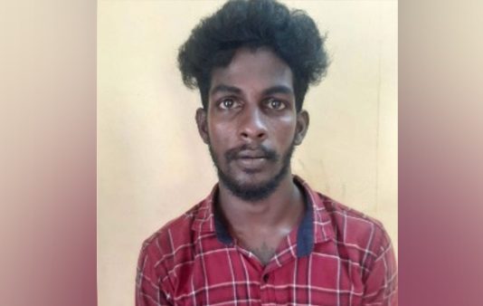 நடந்து சென்ற பெண்ணின் கையை வெட்டி செல்போன் பறிப்பு : நெஞ்சை பதபதைக்க வைத்த சம்பவம்!!