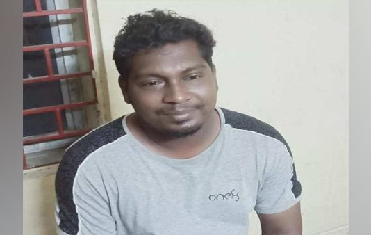 தாத்தாவை கத்தியால் குத்தி தப்பியோடிய பேரன் : வெளியான அதிர வைக்கும் காரணம்!!
