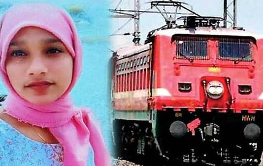 தண்டவாளத்தில் நின்று மகிழ்ச்சியாக செல்ஃபி எடுத்த மாணவி பரிதாப பலி : கதறும் பெற்றோர்!!