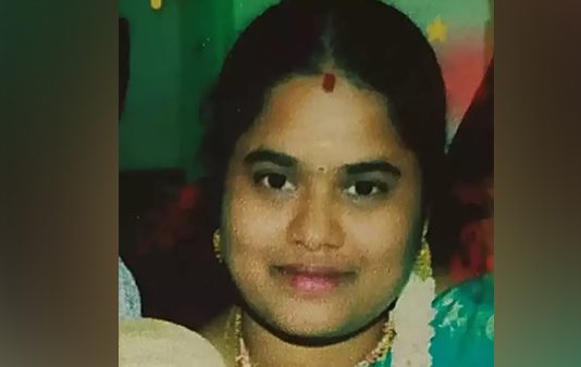 அருவியில் செல்பி எடுத்த பெண் பரிதாப பலி : குடும்பத்தாருக்கு காத்திருந்த அதிர்ச்சி!!
