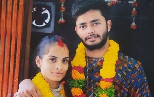 காதல் திருமணம் செய்த இளைஞர் நடுரோட்டில் குத்திக் கொலை : நெஞ்சை பதறவைக்கும் சம்பவம்!!