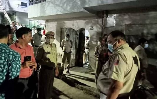 வீட்டை திறந்த போலிஸாருக்கு காத்திருந்த அதிர்ச்சி… சடலமாக கிடந்த தாய், 2 மகள்கள் : விசாரணையில் அதிர்ச்சி!!