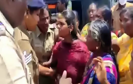 கர்ப்பிணி பெண் கை குழந்தையுடன் மண்ணெண்ணெய் ஊற்றிக்கொண்டதால் பரபரப்பு.. நடந்தது என்ன??