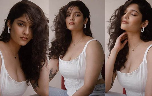உங்க பரந்த மனசு பாடா படுத்துது… முன்னழகை தூக்கி நிறுத்தி போஸ் கொடுத்த ரித்திகா சிங்!!