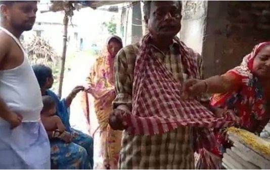 மகனின் சடலத்தை வாங்க லஞ்சம் கொடுக்கணும்… பணத்துக்காக பிச்சை எடுக்கும் ஏழை பெற்றோர்!!