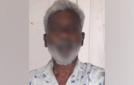62 வயது முதியவரின் செயலால் விரக்தியடைந்த உறவினர்கள்… உயிருடன் பெட்ரோல் ஊற்றி எரித்து கொலை!!