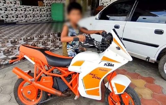 சிறிய KTM பைக்.. மகனின் ஆசையை நிறைவேற்றிய தந்தைக்கு நேர்ந்த பரிதாபம்!!