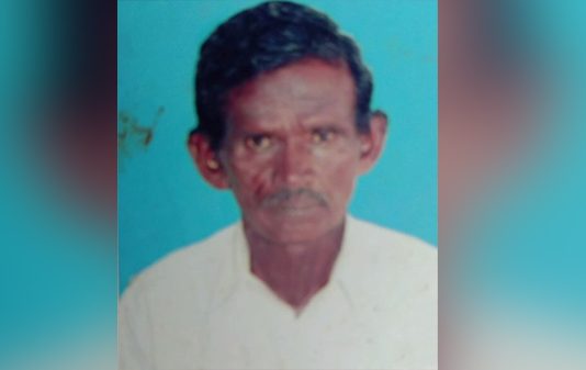 மகனுக்காக இளைஞர்கள் காலில் விழுந்து உயிரை விட்ட தந்தை : காண்போரை கலங்கடித்த சம்பவம்!!