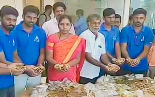 ₹6 லட்சத்திற்கு 10 ரூபாய் நாணயங்களை மாத்திரம் கொடுத்து கார் வாங்கிய மருத்துவர் : அதிர்ச்சியில் கார் நிறுவன ஊழியர்கள்!!