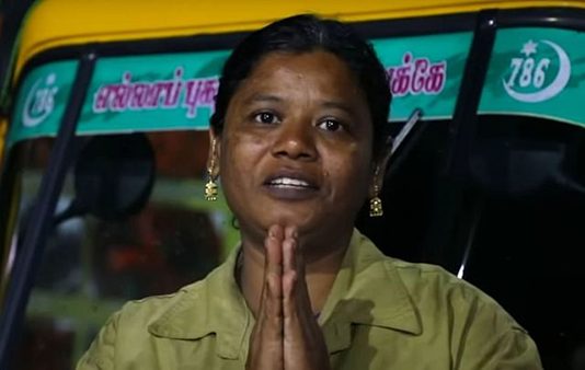 இரவு நேரங்களில் துணிச்சலாக ஆட்டோ ஓட்டும் பெண் ஓட்டுநர் : குவியும் பாராட்டுக்கள்!!
