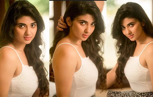 வழவழ தொடையை வளைச்சி வளைச்சி காட்டி சூடேற்றும் பிரக்யா நாக்ரா!!