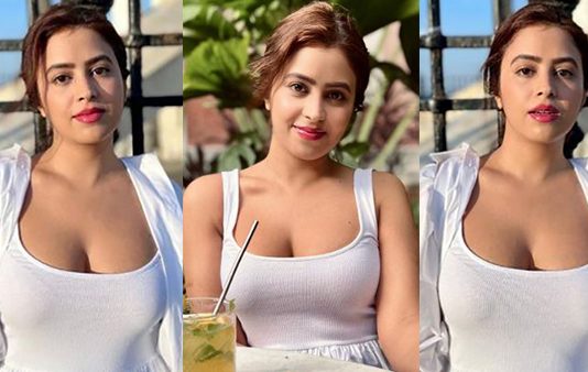 இதுக்கு அத கழட்டியே போட்டுடலாம்… பேண்ட்டை கழட்டி காட்டி ஷாக் கொடுத்த இளம் நடிகை!!