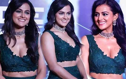 முன்னழகை எடுப்பா காட்டி ஹாட் புகைப்படங்களை வெளியிட்ட நடிகை ஷ்ரத்தா ஸ்ரீ நாத்!!