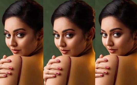 கொட்டும் அருவியில் பாவாடையை பறக்க விட்டு குளுகுளு போஸ் கொடுத்த வித்யா பிரதீப்!!