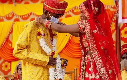 மேடைய சுற்றி வரும்போது திடீர் என்று மணப்பெண் எடுத்த முடிவு : அதிர்ந்து போன மாப்பிள்ளை!!