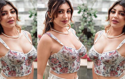 கவர்ச்சியில் கண்ணாபின்னானு இறங்கியடிக்கும் யாஷிகா ஆனந்த் ஹாட் கிளிக்ஸ்!!