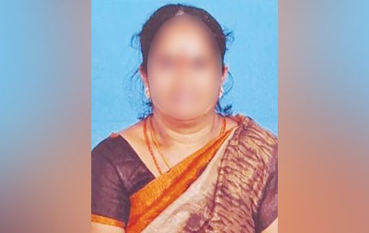 மனைவி தலையில் அம்மி கல் போட்ட சந்தேக கணவன் : நெஞ்சை உலுக்கும் ஓர் சம்பவம்!!