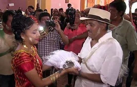 முதலையை திருமணம் செய்த மேயர் : காரணத்தை கேட்டு அதிர்ந்து போன மக்கள்!!