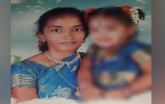 பிஞ்சு குழந்தையுடன் தீக்குளித்த பெண்… இறப்பில் மர்மம்!!