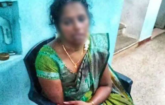 கள்ளக் காதலை துண்டித்த காதலன் : 40 இடங்களில் கத்தியால் குத்திய பேராசிரியை!!