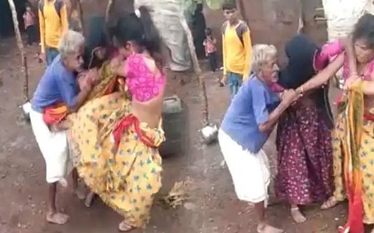 மாமனாரின் அந்தரங்க உறுப்பில் ஓங்கி உதைத்த மருமகள் : துடி துடித்து உயிரிழந்த பரிதாபம்!!