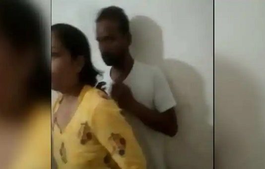 கதவை திறந்து பார்த்த மகளுக்கு பயங்கர அதிர்ச்சி : காதலனுடன் கண்றாவி கோலத்தில் தாய்!!