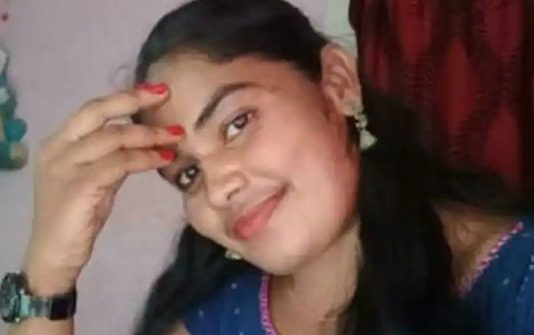 15 வயது பள்ளி மாணவனுடன் 28 வயது எதிர் வீட்டு பெண் தலைமறைவு : நடந்த விபரீதம்!!