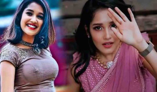 பிஞ்சுலயே பழுத்துடுச்சு… தம்மாந்தூண்டு ட்ரவுசரில் முழு தொடையும் தெரிய சூடேற்றும் அனிகா சுரேந்திரன்!!