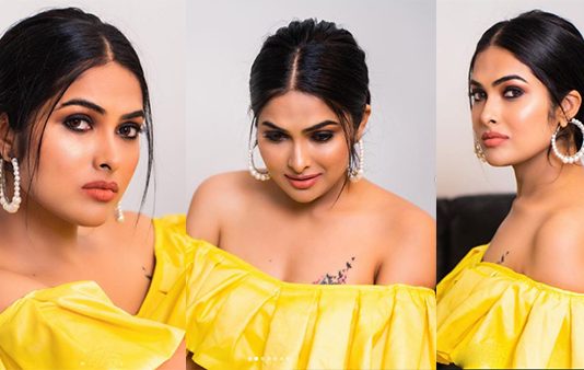 பின்னழகு முழுதும் அப்பட்டமாக தெரிய அமர்ந்து போஸ் கொடுத்து இளசுகளை திக்குமுக்காட செய்த திவி வத்யா!!