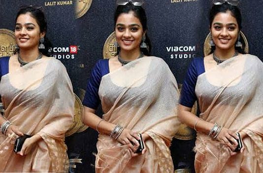 மெல்லிய புடவையில் சகலத்தையும் அப்பட்டமாக காட்டிய காயத்ரி ஷங்கர்!!