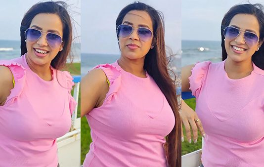 முன்னழகு எடுப்பாக தெரிய போஸ் கொடுத்த மாஸ்டர் பட நடிகை சங்கீதா!!