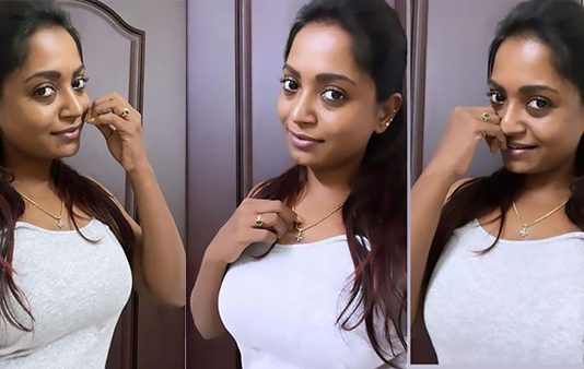 பளபளக்கும் தொடையை முழுசாக காட்டி சூடேற்றும் சீரியல் நடிகை ஹாசினி!!