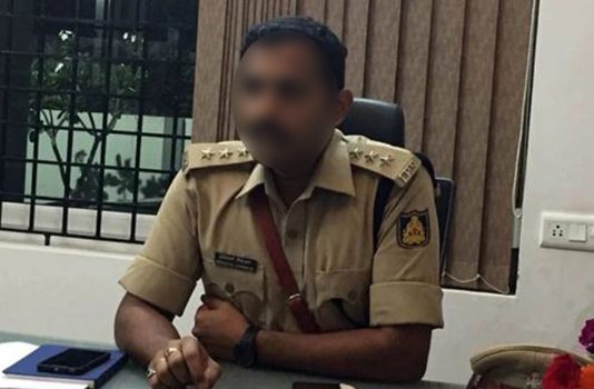கணவன் இல்லாத நேரத்தில் மனைவியை மிரட்டி உல்லாசம் செய்த போலீசுக்கு அரங்கேறிய கொடூரம்!!