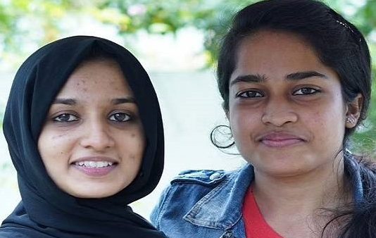 நீதிமன்றம் சேர்த்துவைத்த தன்பாலின இளம் பெண்கள் : கண்கலங்கும் காதல் கதை!!
