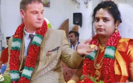 தமிழ் பெண்ணை விழுந்து விழுந்து காதலித்த வெளிநாட்டவர் : இந்த ஒரே ஒரு காரணத்துக்காக தானாம்?