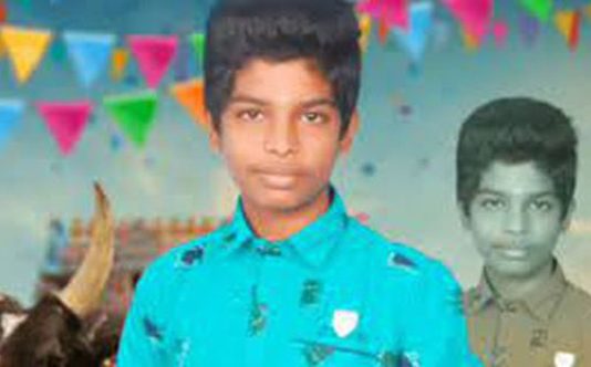 பேருந்து படிக்கட்டில் பயணம் செய்த பள்ளி மாணவனுக்கு நேர்ந்த சோகம்!!