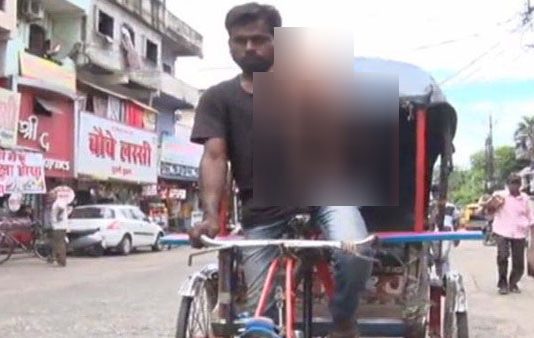 வேறொருவருடன் சென்ற காதல் மனைவி : தோளில் குழந்தையுடன் ரிக்க்ஷா ஓட்டும் நபர் : கண் கலங்கும் காட்சி!!