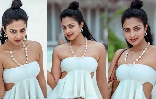 கடற்கரையில் ஆடையை பறக்க விட்டு காத்து வாங்கும் அமலா பால் ஹாட் போட்டோஸ்!!