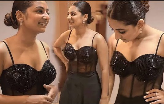 இந்த வயசுல ஹீரோயின்களை ஓரம் கட்டும் கவர்ச்சியில் எஸ்தர் அனில் ஹாட் கிளிக்ஸ்!!