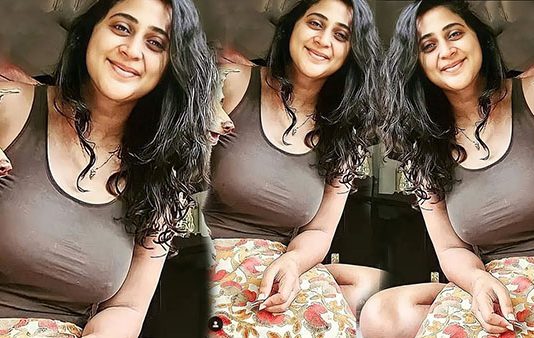 இந்த வயசுலயும் முண்டா பனியனில் முன்னழகை எடுப்பா காட்டி சூடேற்றும் கனிகா!!