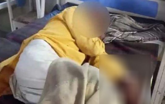 சிறுநீர் கழிக்கும் போது நிகழ்ந்த துயரம் : தனது ஆணுறுப்பை கோடாரியால் வெட்டிய நபர்!!