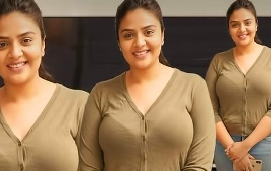 முன்னழகை எடுப்பாக காட்டி ரசிகர்களின் கண்களுக்கு கவர்ச்சி விருந்து வைத்த ஸ்ரீமுகி!!
