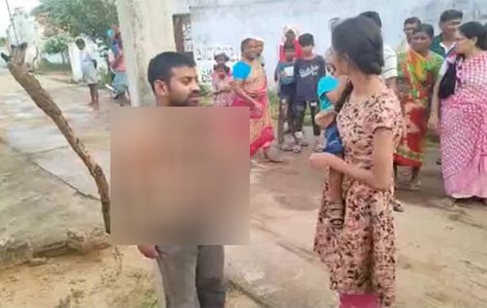 மனைவி உயிரோடு இருக்கும்போதே இரண்டாவது திருமணம்.. கணவருக்கு நடுரோட்டில் வைத்து பாடம் கற்பித்த முதல் மனைவி!!