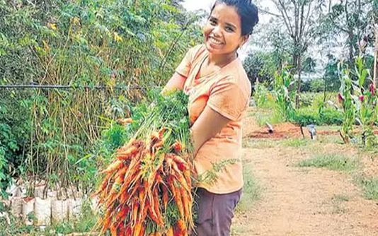 விவசாயியாக மாறிய ஐடி ஊழியர்… கோடிகளில் லாபம் பார்க்கும் இளம் பெண்!!