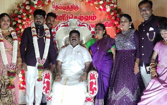 இறந்த தந்தையை கண்முன் கொண்டு வந்த மகன் : திருமண மேடையில் நெகிழ்ச்சி சம்பவம்!!
