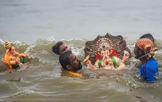 விநாயகர் சிலைகளை கரைக்கும் போது ஏற்பட்ட விபரீதம் : பொதுமக்கள் அதிர்ச்சி!!