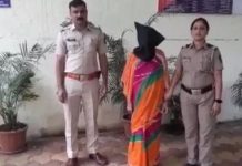 மகளின் காதலன் கண்ணில் மிளகாய்ப் பொடி தூவி வெளுத்து வாங்கிய தாய், மகன் : பின்னர் நேர்ந்த பரிதாபம்!!