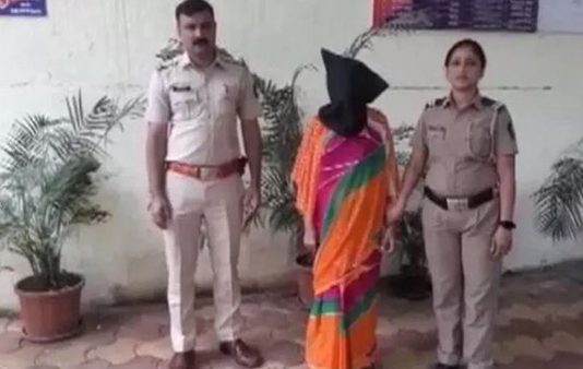 மகளின் காதலன் கண்ணில் மிளகாய்ப் பொடி தூவி வெளுத்து வாங்கிய தாய், மகன் : பின்னர் நேர்ந்த பரிதாபம்!!
