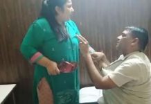 ஓட்டலில் வேறு ஒரு பெண்ணுடன் தனியாக இருந்த கணவன் : கையும் களவுமாகப் பிடித்த மனைவி செய்த பகீர் காரியம்!!